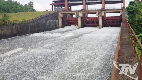 Vận hành xả nước qua tràn hồ Núi Cốc để ứng phó bão số 10