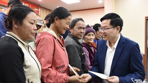 Đồng chí Đinh Quang Tuyên tặng quà Tết tại xã Thanh Mai