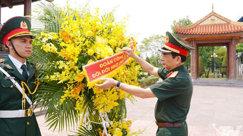 Đại tướng Phan Văn Giang dâng hương tưởng niệm các Anh hùng liệt sĩ Thanh niên xung phong tại Thái Nguyên