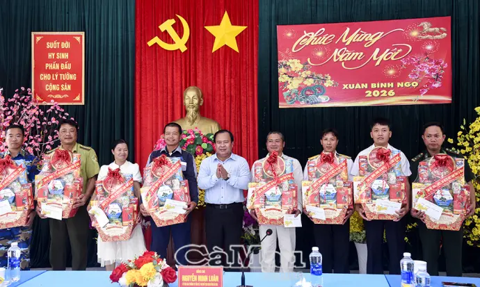 Thăm, chúc Tết các lực lượng làm nhiệm vụ trên đảo Hòn Khoai