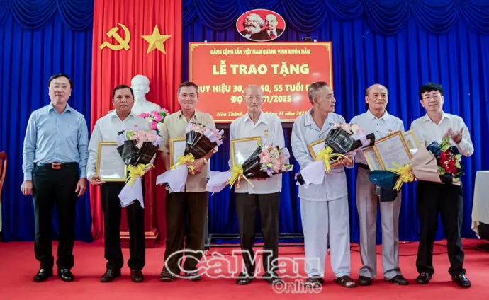 Huy hiệu Đảng - Vinh dự, tự hào và lời thề cống hiến