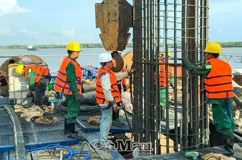 Những người lính bám trụ công trường xuyên lễ