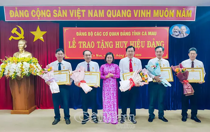 Đảng bộ các cơ quan Đảng tỉnh trao Huy hiệu Đảng