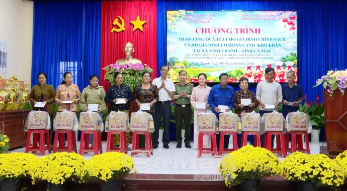 Thiếu tướng Nguyễn Văn Hận tặng 150 phần quà Tết cho người dân xã Vĩnh Thanh