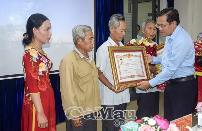 Truy tặng danh hiệu vinh dự Nhà nước “Bà mẹ Việt Nam anh hùng”