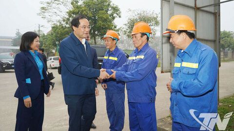 Đồng chí Bí thư Tỉnh ủy động viên người lao động Công ty Thoát nước và Phát triển hạ tầng đô thị Thái Nguyên