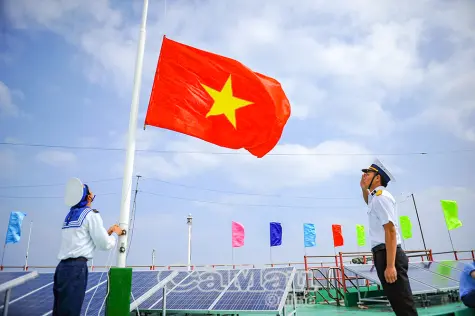 Quốc kỳ tung bay trên các Nhà giàn DK1 sáng 2/9