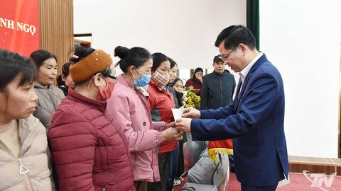 Đồng chí Đinh Quang Tuyên trao quà Tết tại xã Chợ Mới