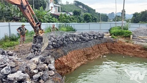 Tổ chức lấp 'hố tử thần' trên Quốc lộ 3B tại xã Na Rì