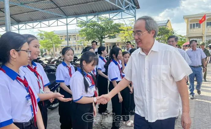 Đồng chí Nguyễn Thiện Nhân thăm Trường THCS Nguyễn Thiện Thành, xã Trí Phải