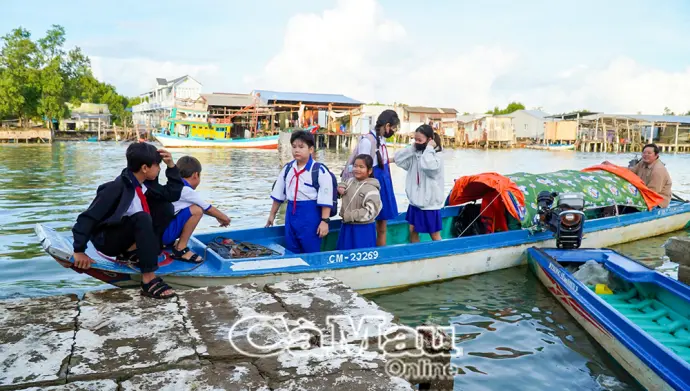 Cách trở đò đưa, niềm vui đến trường vẫn trọn vẹn