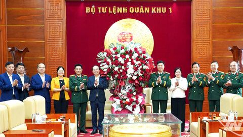 Lãnh đạo tỉnh chúc mừng Quân khu 1 và Bộ Chỉ huy Quân sự tỉnh