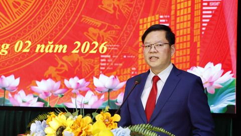 Đồng chí Đinh Quang Tuyên trao Huy hiệu Đảng tại phường Bắc Kạn