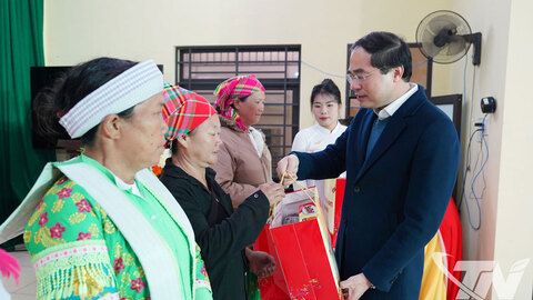 Lãnh đạo tỉnh Thái Nguyên tặng quà Tuần cao điểm Tết vì người nghèo tại các địa phương