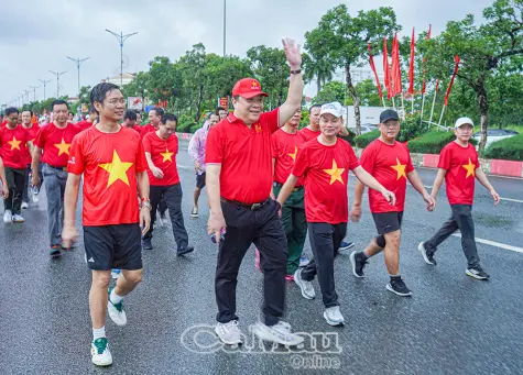 Cà Mau hưởng ứng sự kiện đi bộ trên toàn quốc “Cùng Việt Nam tiến bước”