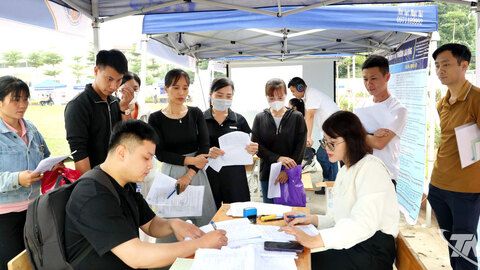 Gần 1.500 người tham gia Ngày hội việc làm, định hướng nghề nghiệp phường Vạn Xuân