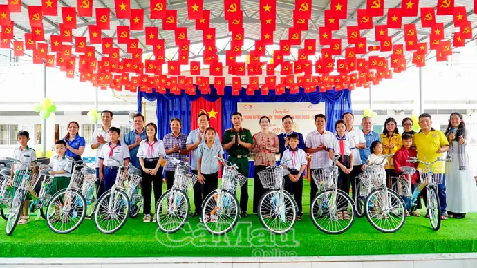 Hơn 100 triệu đồng tiếp sức học sinh có hoàn cảnh khó khăn đến trường