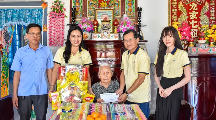 Lãnh đạo Báo và phát thanh, truyền hình Cà Mau thăm, tặng quà Mẹ VNAH