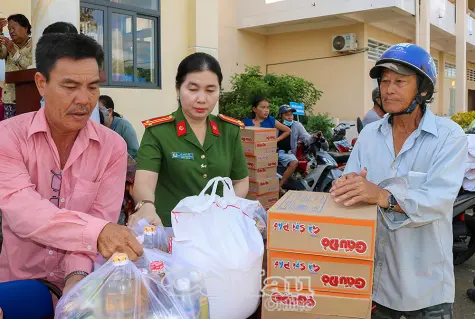 Trao gần 300 suất quà lan tỏa yêu thương đến người dân khó khăn