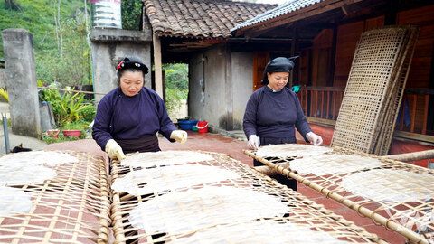 Nét riêng miến tráng tay Bản Cào