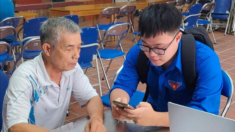 Tuổi trẻ Phú Thượng đưa chuyển đổi số đến từng chi bộ