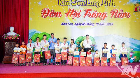 Đồng chí Đinh Quang Tuyên dự Đêm hội trăng rằm tại xã Kha Sơn