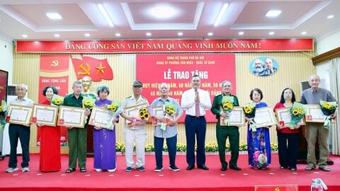 Phường Văn Miếu - Quốc Tử Giám trao Huy hiệu Đảng tặng các đảng viên lão thành