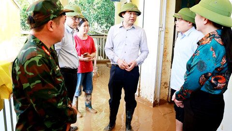 Đồng chí Bí thư Tỉnh ủy kiểm tra công tác khắc phục hậu quả bão số 11
