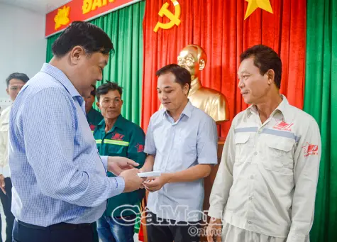 Động viên tinh thần cán bộ, công nhân trên các công trường dự án trọng điểm của tỉnh