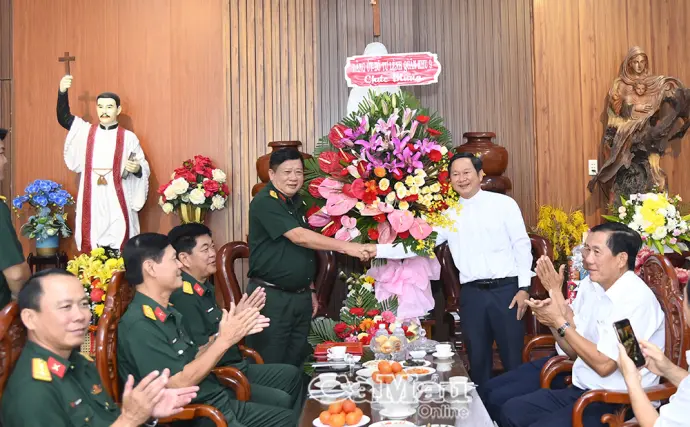 Quân khu 9 thăm, chúc mừng Lễ Giáng sinh tại Nhà thờ Tắc Sậy