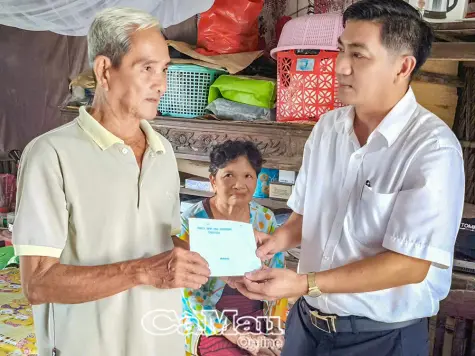 Thăm hỏi, tặng quà người cao tuổi tại xã Nguyễn Phích và U Minh
