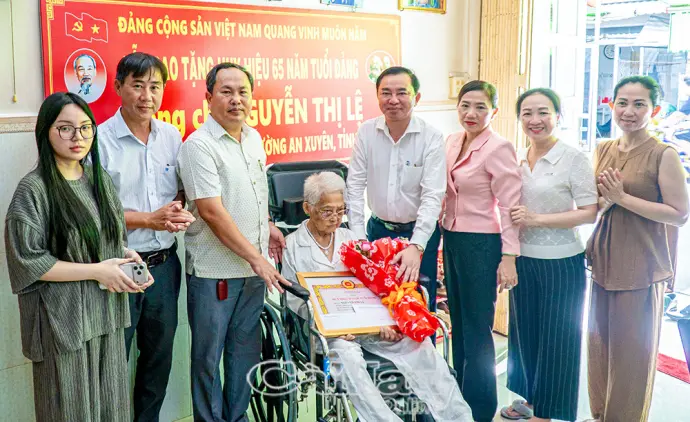 Trao Huy hiệu Đảng, tri ân chặng đường cống hiến