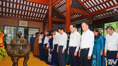 Đồng chí Đinh Quang Tuyên dâng hương tại Khu di tích lịch sử Quốc gia 27-7