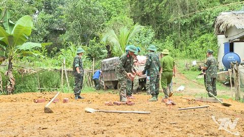 Bộ đội Cụ Hồ sát cánh cùng dân xóa nhà tạm