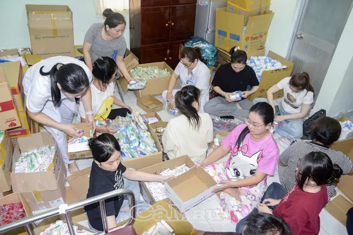 1.000 bộ dụng cụ y tế - Nghĩa tình phương Nam giữa mùa lũ