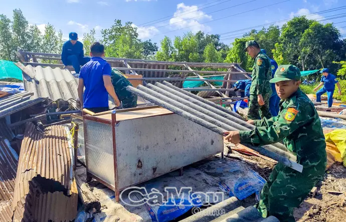 Xã Đất Mũi kịp thời hỗ trợ hộ dân bị lốc xoáy