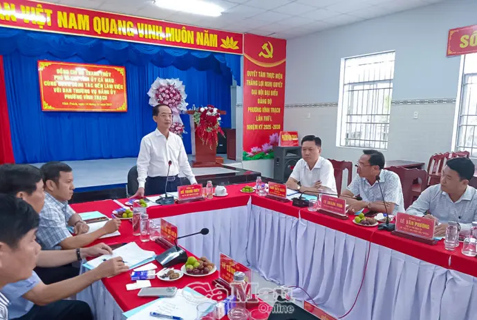 Phó Bí thư Tỉnh uỷ Hồ Thanh Thuỷ làm việc với Ban Thường vụ Đảng uỷ phường Vĩnh Trạch