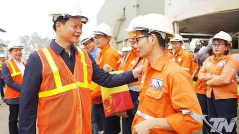 Chủ tịch UBND tỉnh tặng quà Tết, động viên người lao động Công ty Masan High-Tech Materials