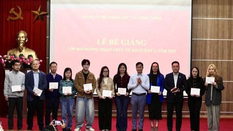 Bế giảng Lớp bồi dưỡng nhận thức về Đảng năm 2025