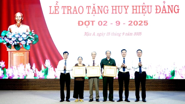Xã Mậu A tổ chức trao Huy hiệu Đảng cho 53 đảng viên
