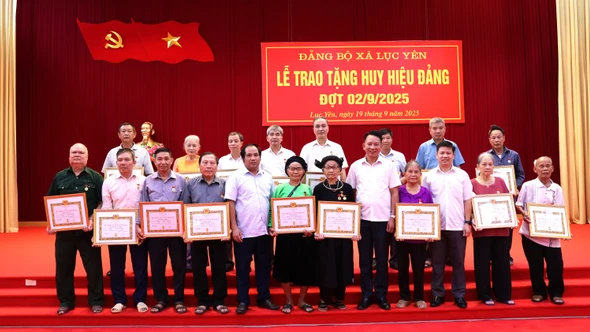 Lục Yên: Trao tặng Huy hiệu Đảng đợt 02/9 cho 18 đảng viên