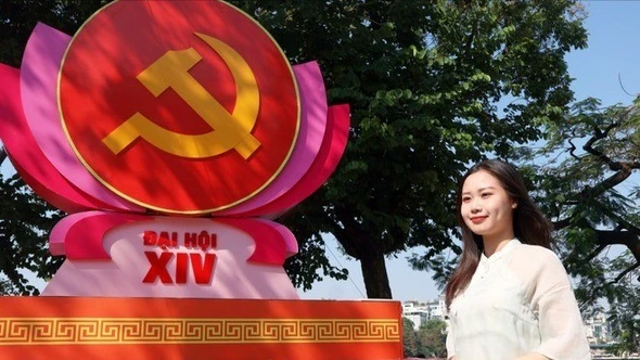 Hà Nội rực rỡ cờ hoa, khẩu hiệu chào mừng Đại hội lần thứ XIV của Đảng