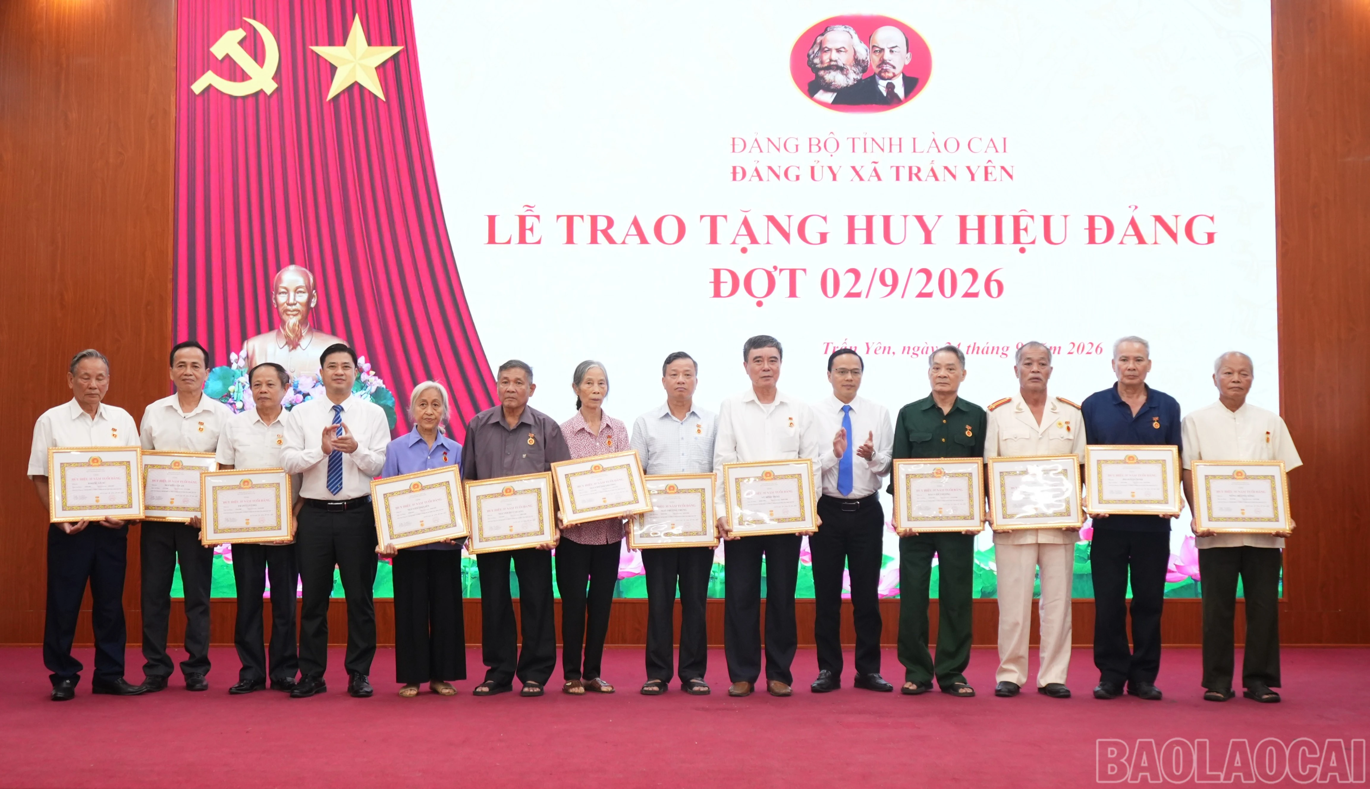 Văn Bàn, Trấn Yên trao, truy tặng Huy hiệu Đảng cho 254 đảng viên