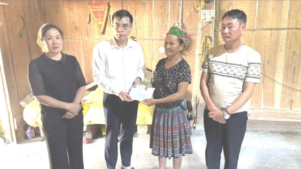 Lãnh đạo Ủy ban Mặt trận Tổ quốc Việt Nam tỉnh Lào Cai tới thăm hỏi gia đình các nạn nhân vụ sập tường bể chứa nước ở xã Gia Hội