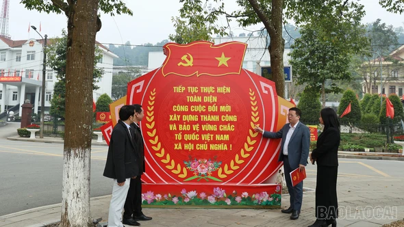 Bát Xát rực rỡ sắc cờ hoa chào mừng Đại hội đại biểu toàn quốc lần thứ XIV của Đảng