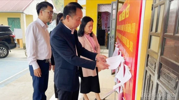 Đồng chí Vũ Quỳnh Khánh, Phó Chủ tịch Thường trực HĐND tỉnh Vũ Quỳnh Khánh kiểm tra công tác bầu cử tại xã Thác Bà và Yên Thành