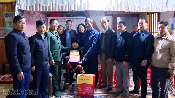 Đồng chí Chủ nhiệm Ủy ban Kiểm tra Tỉnh ủy Nguyễn Minh Toàn thăm, chúc Tết và tặng quà tại xã Thượng Bằng La