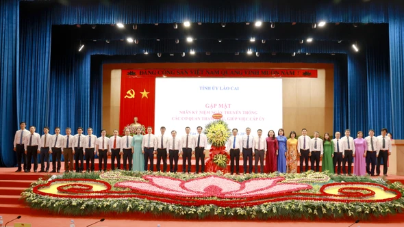 Thường trực Tỉnh ủy gặp mặt cán bộ nhân Ngày truyền thống các ban xây dựng Đảng và Văn phòng cấp ủy