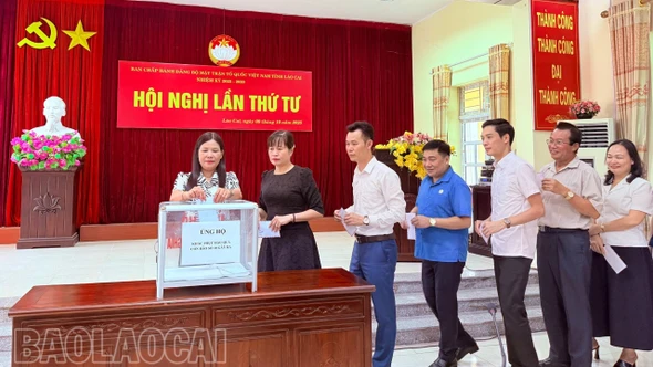 Cơ quan Mặt trận Tổ quốc Việt Nam tỉnh Lào Cai ủng hộ người dân bị thiệt hại do mưa bão