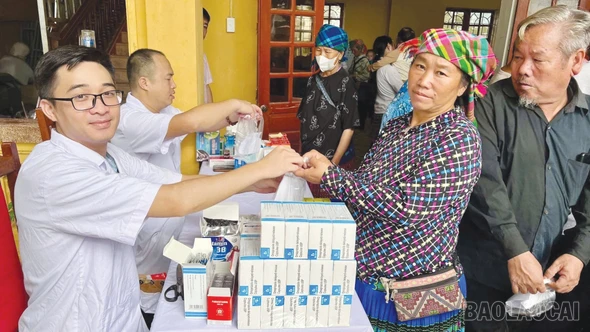 Học Bác để xây dựng cán bộ vừa hồng, vừa chuyên